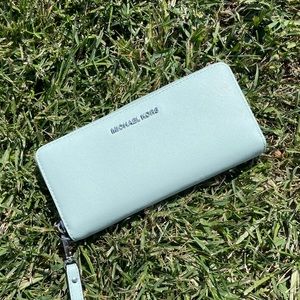 Michael Kors Charlotte wallet